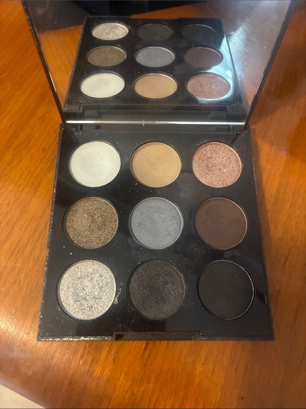 Neutral & Smoky Eyeshadow Palette - 9-Shade Set (Brown, Bronze, Gray, Black)
